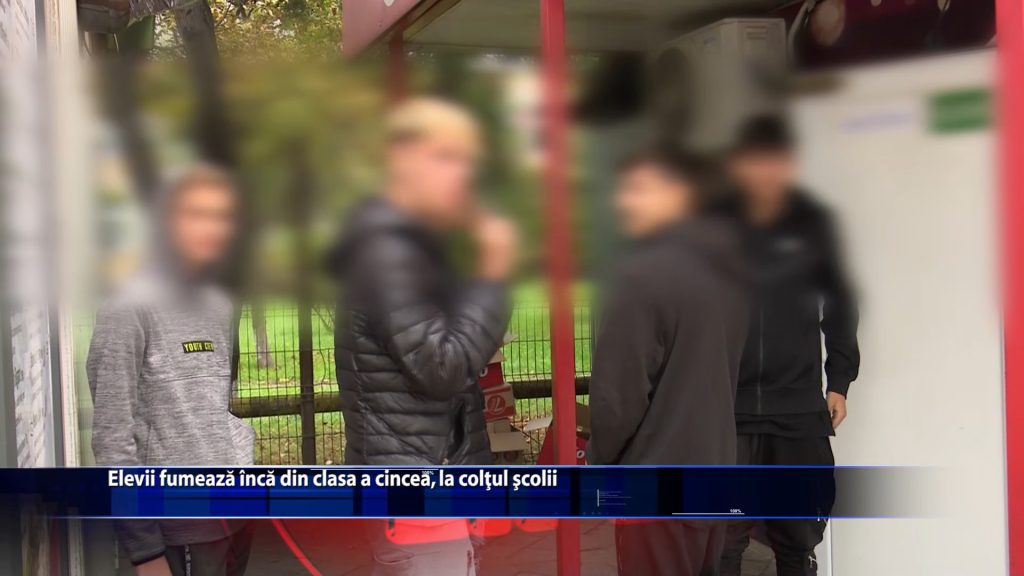 Elevii fumeaza inca din clasa a cincea, la coltul scolii