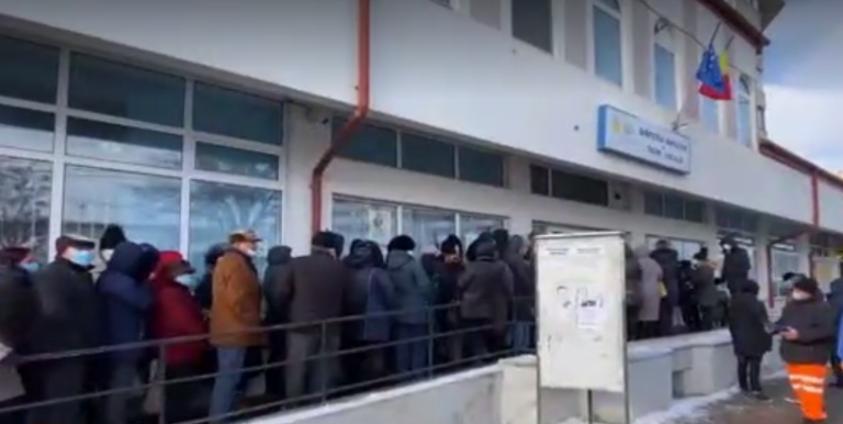 Sute de oameni, înghesuiți la coadă la Taxe și Impozite în Botoșani. Au intervenit forțele de ordine