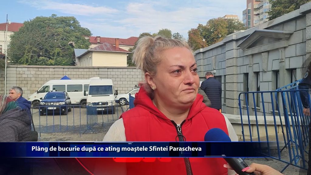 Plang de bucurie dupa ce ating moastele Sfintei Parascheva