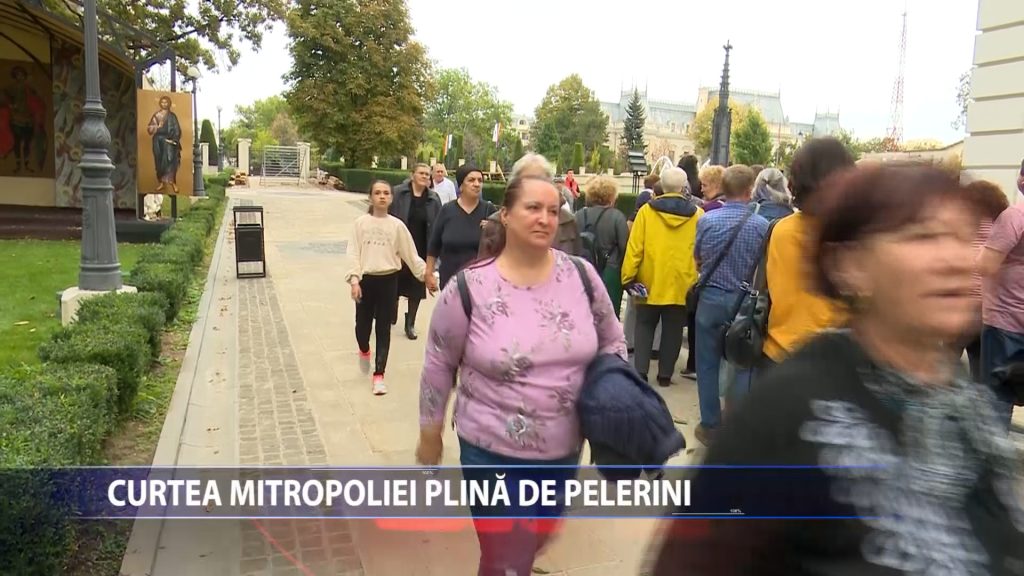 Sute de credinciosi se inchina deja la moastele Sfintei Cuvioase Parascheva