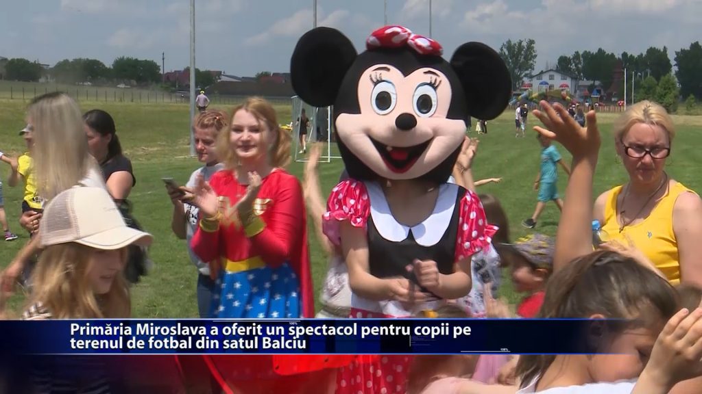Primaria Miroslava a oferit un spectacol pentru copii pe terenul de fotbal din satul Balciu
