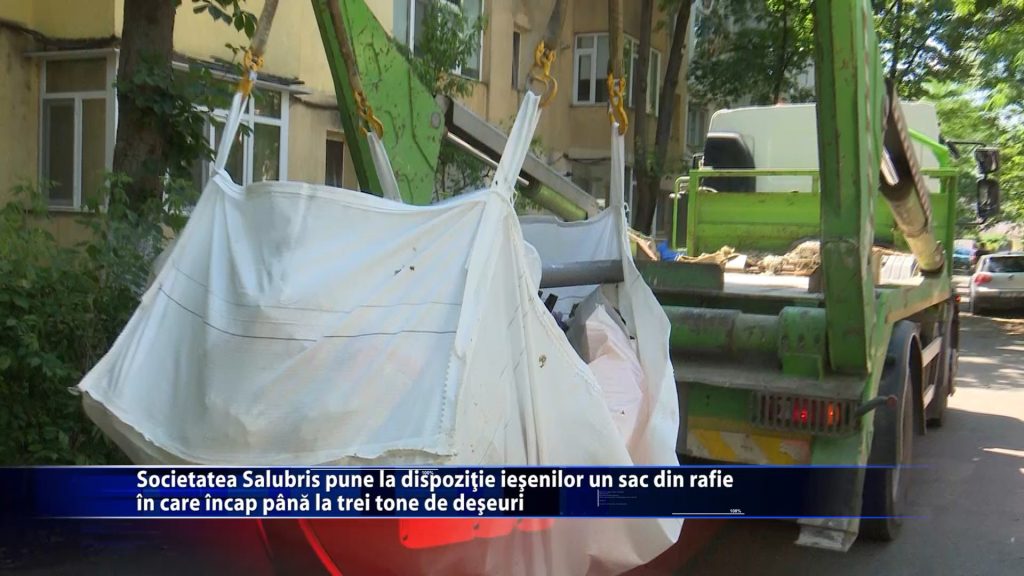 Societatea Salubris pune la dispozitie iesenilor un sac din rafie in care incap pana la trei tone de deseuri