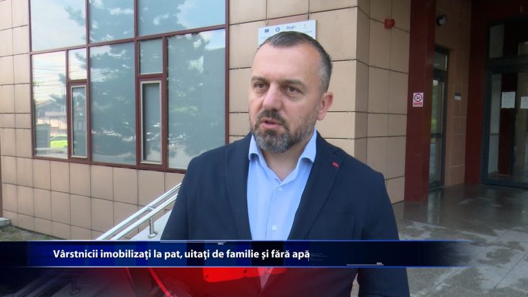 Varstnicii imobilizati la pat, uitati de familie si fara apa