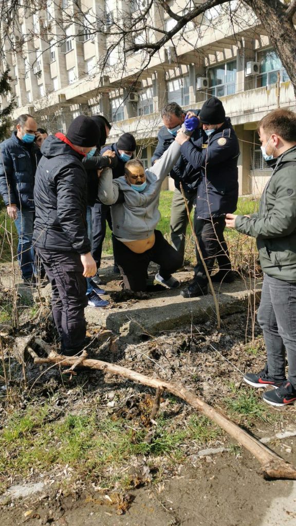 Deținutul condamnat pentru omor, care a evadat din spital, a fost găsit într-un canal