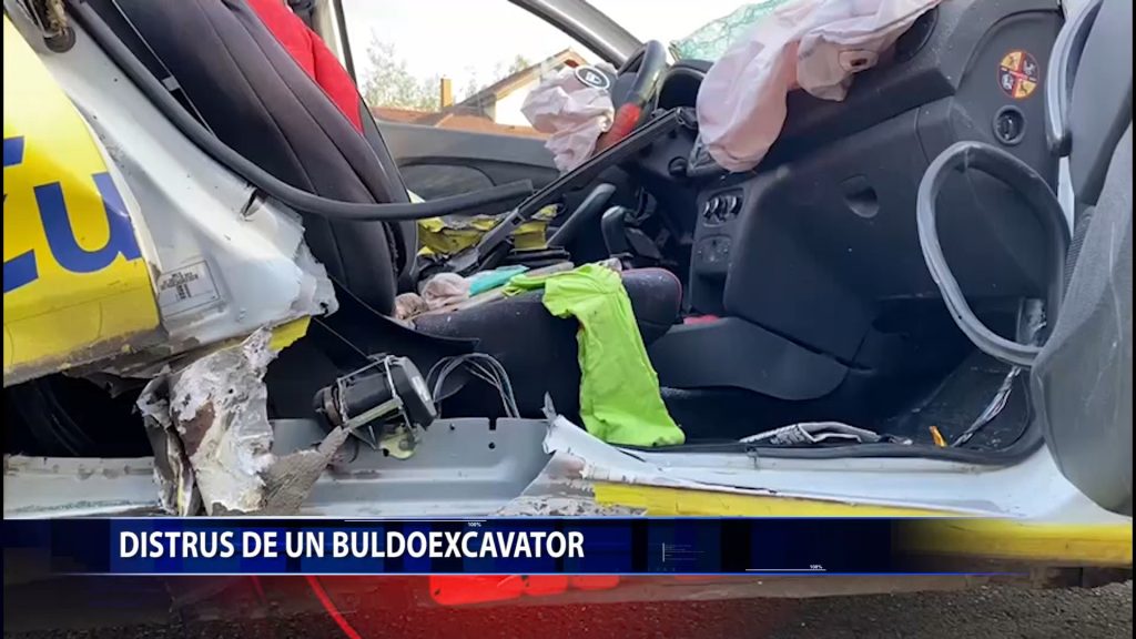Accident grav pe strada Pacuret intre un taxi si un buldoexcavator