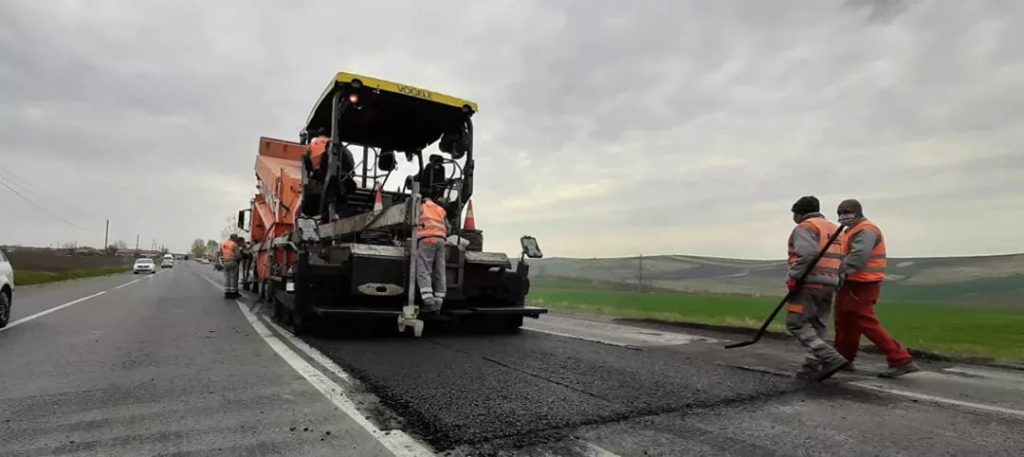 Reduceți viteza! Se fac lucrări de asfaltare pe tronsonul Bălțați – Podu Iloaiei