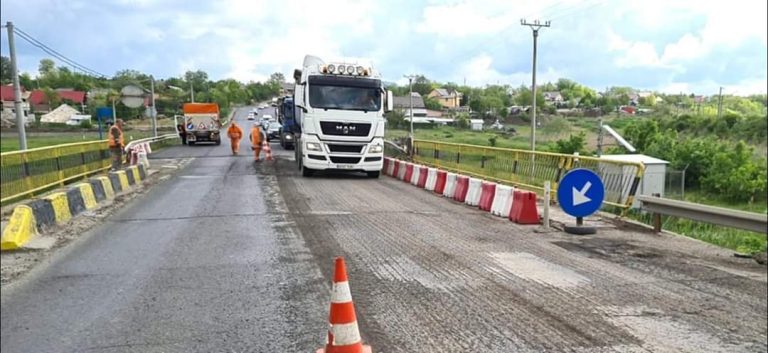 Se efectuează lucrări de asfaltare pe DN28, în localitatea Sârca