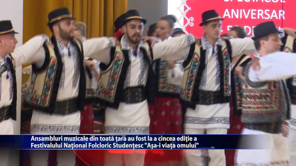 Ansambluri muzicale din toata tara au fost la a cincea editie a Festivalului National Folcloric Studentesc „Asa-i viata omului”