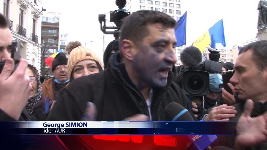 Un barbat a aruncat cu o substanta albastra spre liderul AUR