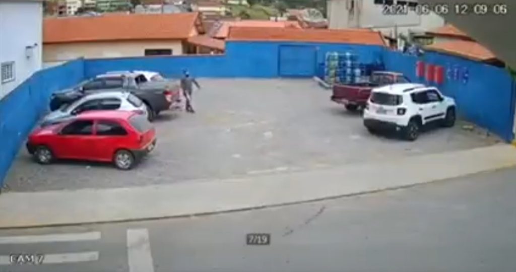 VIDEO. Accident spectaculos în Botoșani. Vezi unde a intrat „frontal” un cățel