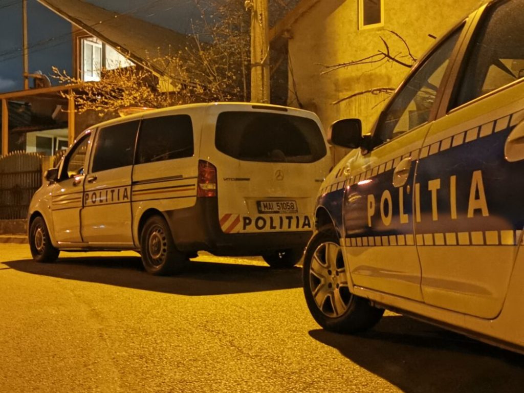 Un tânăr de 17 ani a ucis o bătrână pentru câteva grame de aur