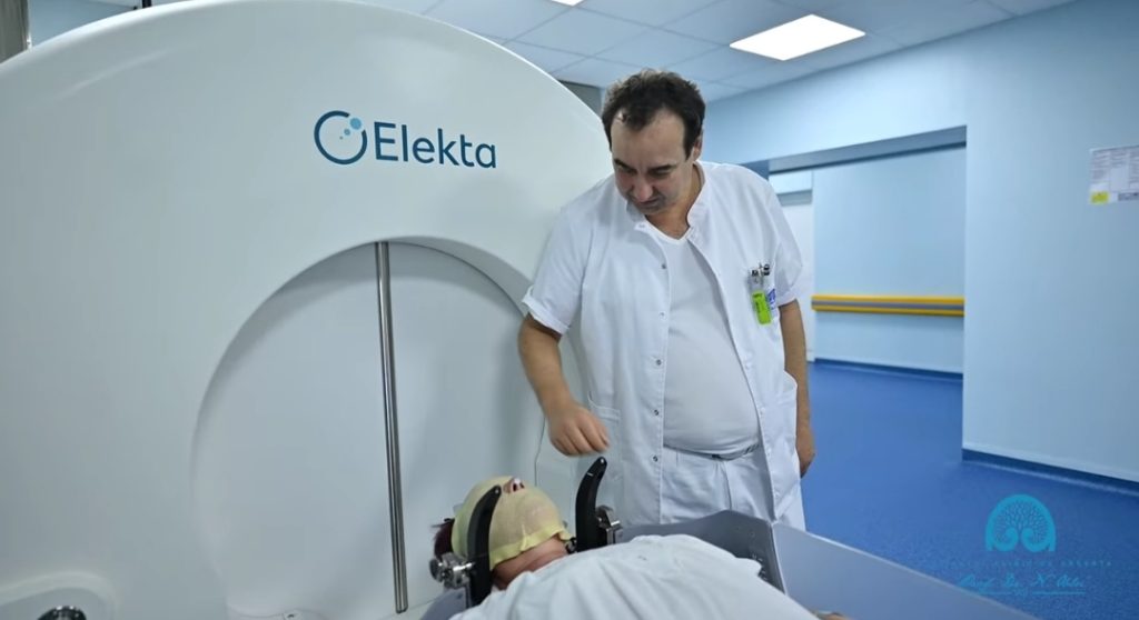 VIDEO. Pacientă cu o tumoră de 14 cm cubi salvată cu ajutorul tehnologiei Gamma Knife