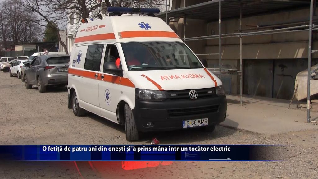 O fetita de patru ani din Onesti si-a prins mana intr-un tocator electric