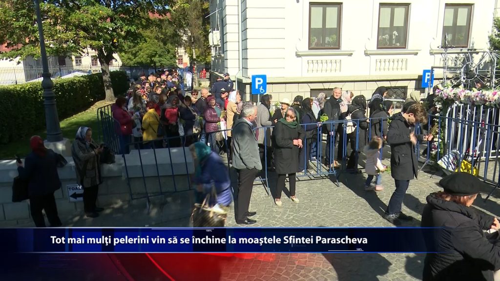 Tot mai multi pelerini vin sa se inchine la moastele Sfintei Parascheva