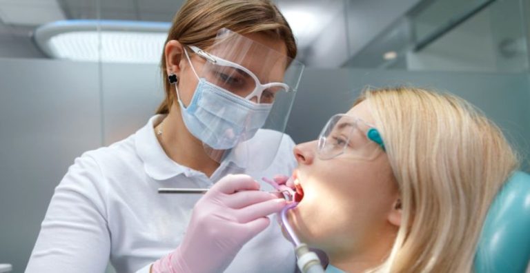 Infectia cu noul coronavirus afectează și dantura!