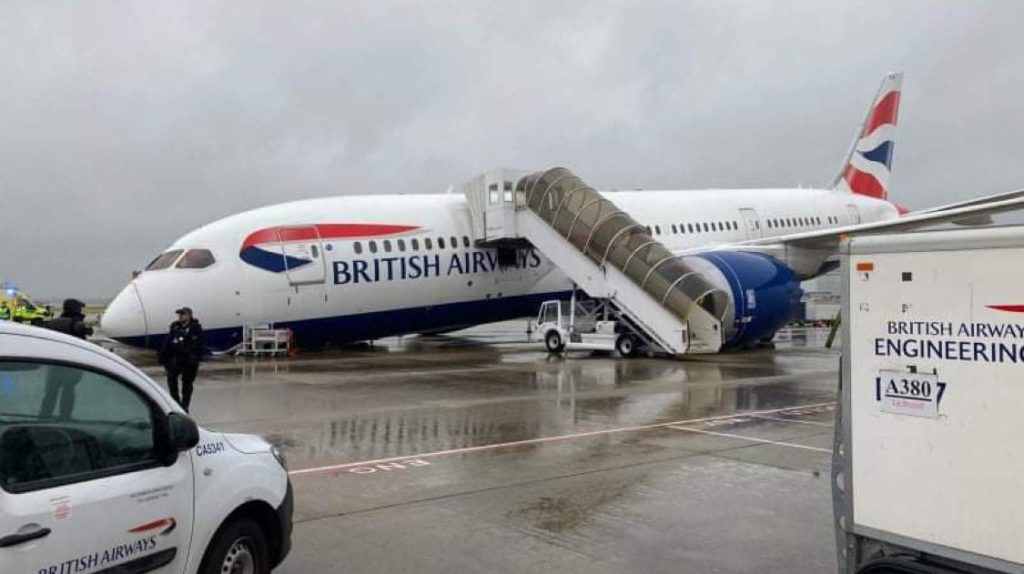 Unui avion Boeing i s-a rupt roata din față și a căzut „în nas” pe pistă!