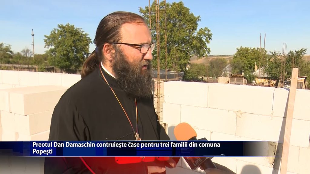 Preotul Dan Damaschin construieste case pentru trei familii din comuna Popesti