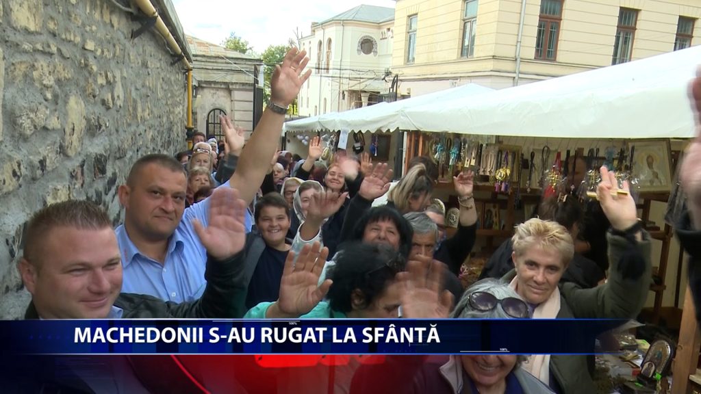 57 de pelerini din Macedonia si Australia au atins racla cu moastele Sfintei Parascheva