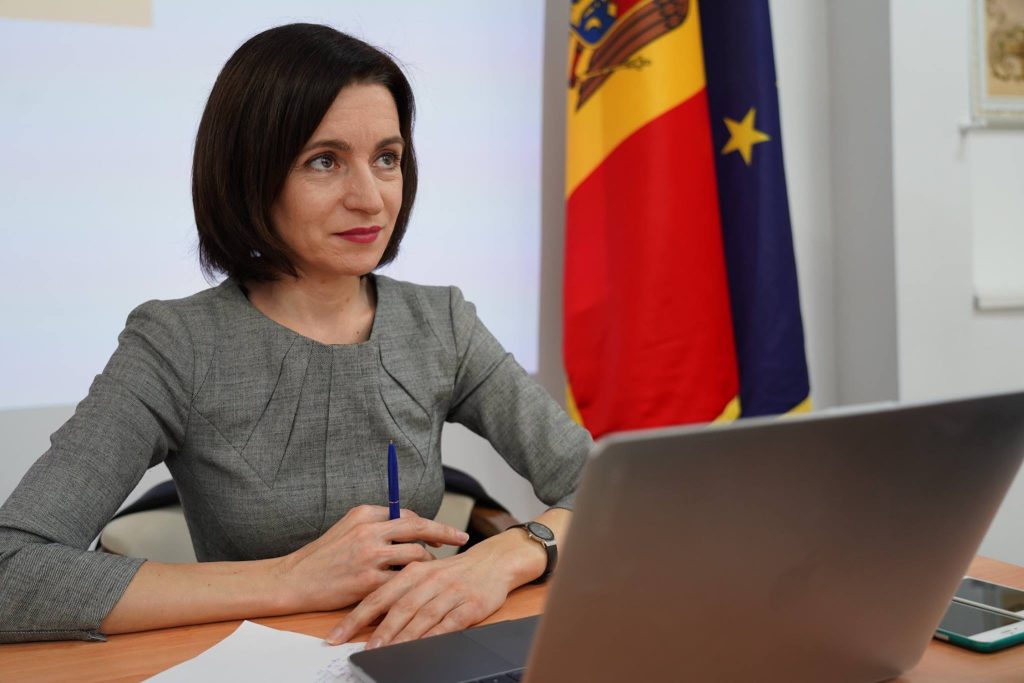 Maia Sandu: Deşi pomul din acest an va avea mai puţine luminiţe, noi vom fi şi vom rămâne, cu siguranţă, de partea luminii