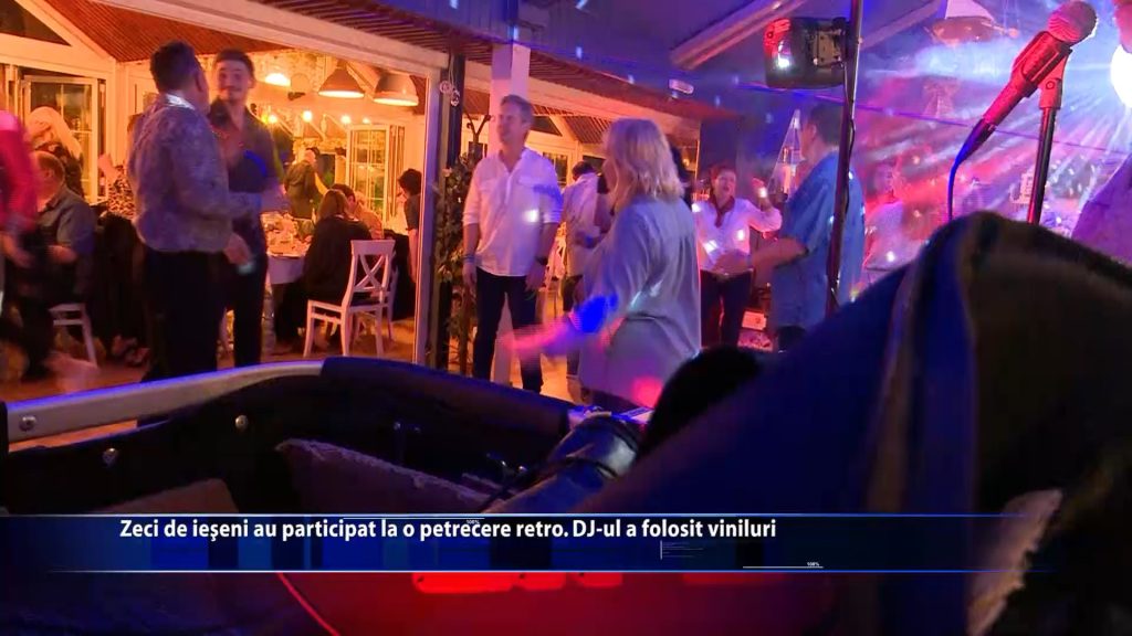 Zeci de ieseni au participat la o petrecere retro. DJ-ul a folosit viniluri