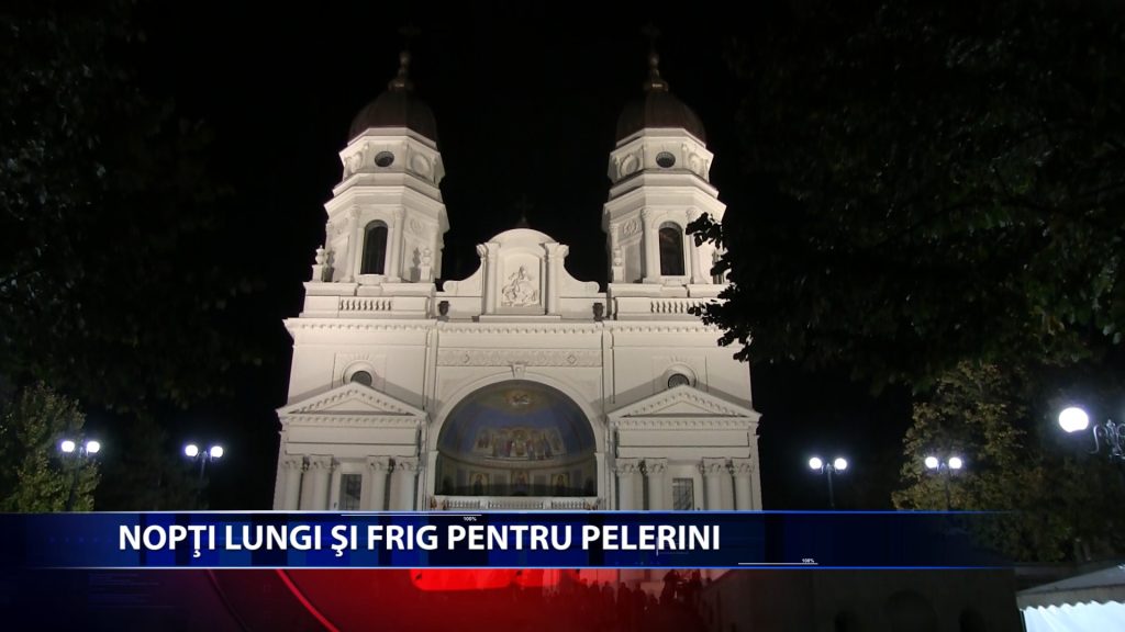 Mii de pelerini au indurat frigul noptii pentru a atinge racla Sfintei Parascheva