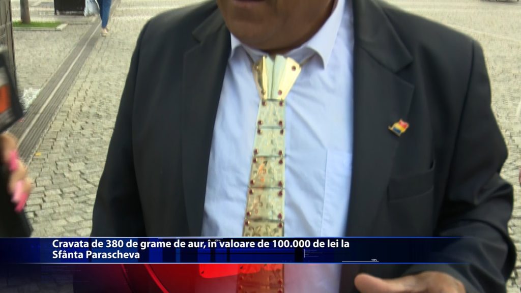 Cravata de 380 de grame de aur, in valoare de 100.000 de lei la Sfanta Parascheva