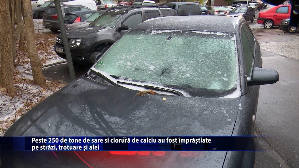 Peste 250 de tone de sare și clorura de calciu au fost împrăștiate pe străzi, trotuare și alei