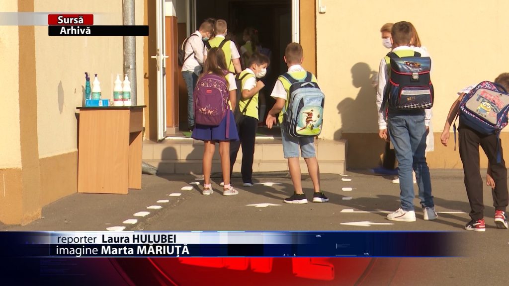 Deși s-au ridicat majoritatea restricțiilor, elevii sunt obligati sa poarte masca, în sălile de clasă