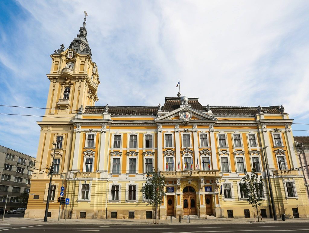 Ușa de protocol a Primăriei Cluj-Napoca a fost aprinsă de un bărbat care a folosit o sticlă cu benzină