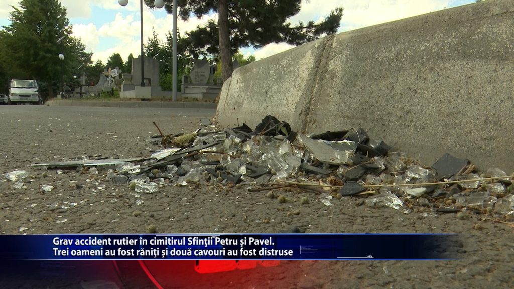 Grav accident rutier in Cimitirul Sfintii Petru si Pavel. Trei oameni fost raniti si doua cavouri au fost distruse