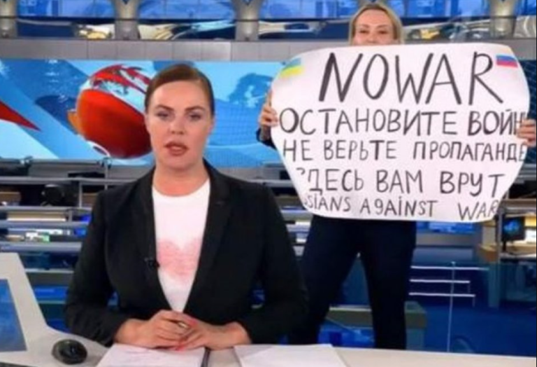 Jurnalista care a protestat în direct la postul de televiziune rus se află în Republica Moldova și este reporter la o publicație germană