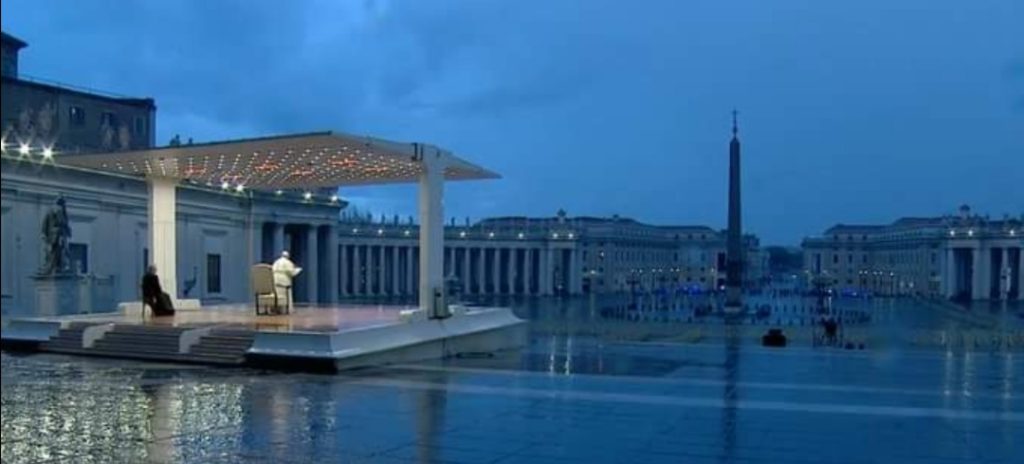 Imagini emoționante la Vatican. Papa Francisc binecuvântează omenirea în fața Bazilicii Sf. Petru, cu piața goală