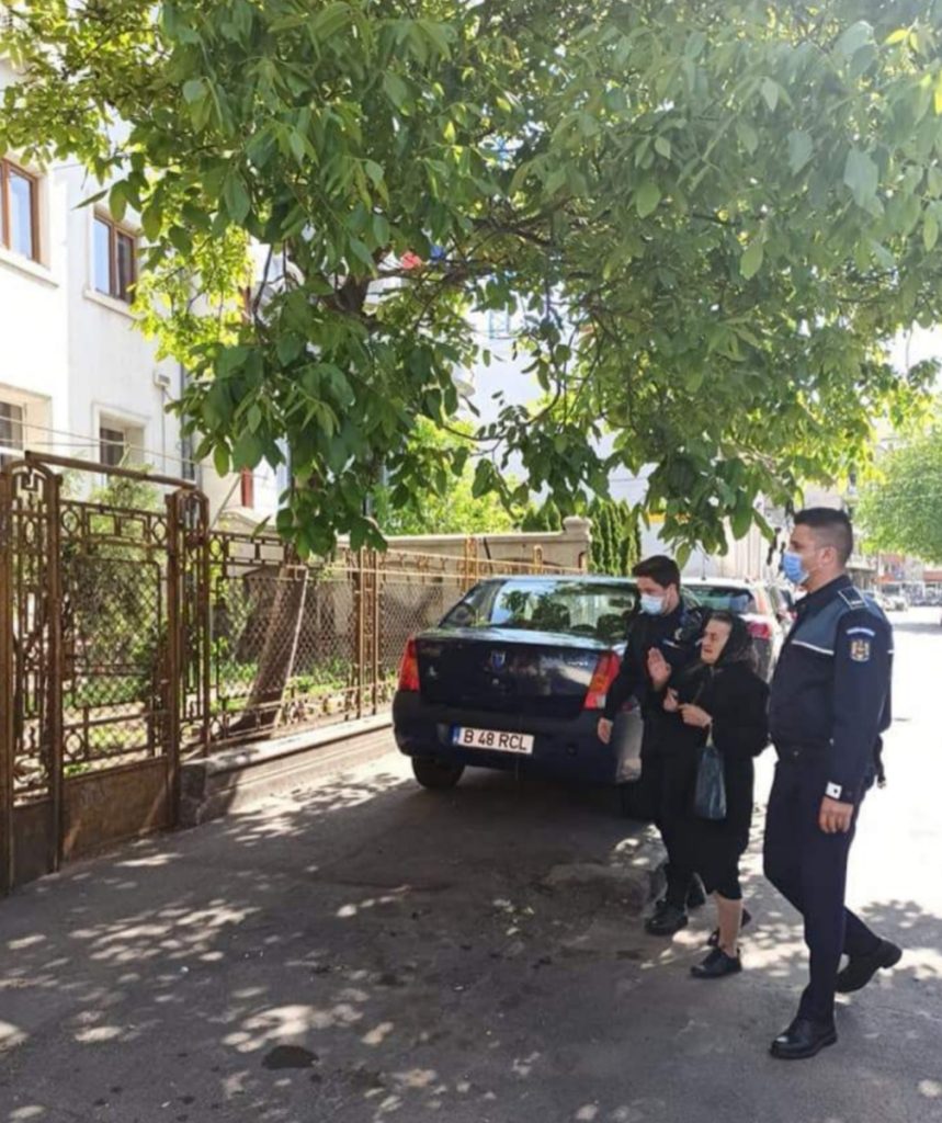 Doi polițiști și un jandarm au făcut chetă, au plătit rețeta unei bătrâne și au dus-o acasă, în București
