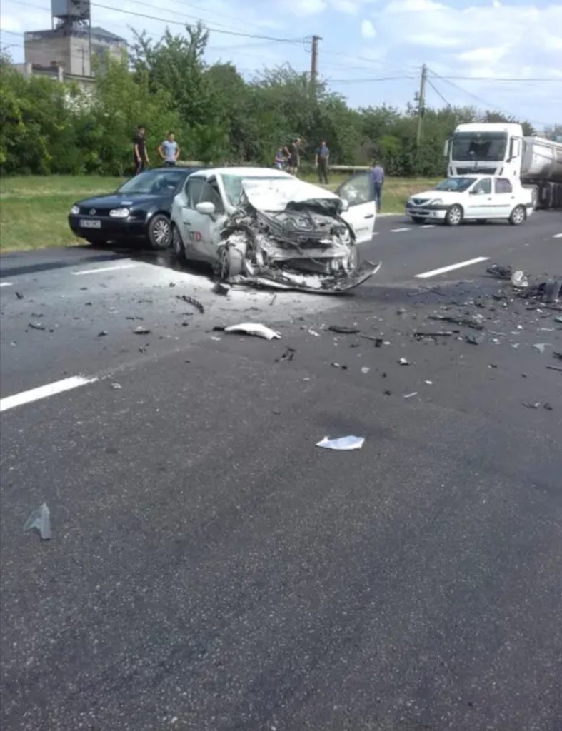 Accident grav la Podu Iloaiei. Impact frontal între două autoturisme