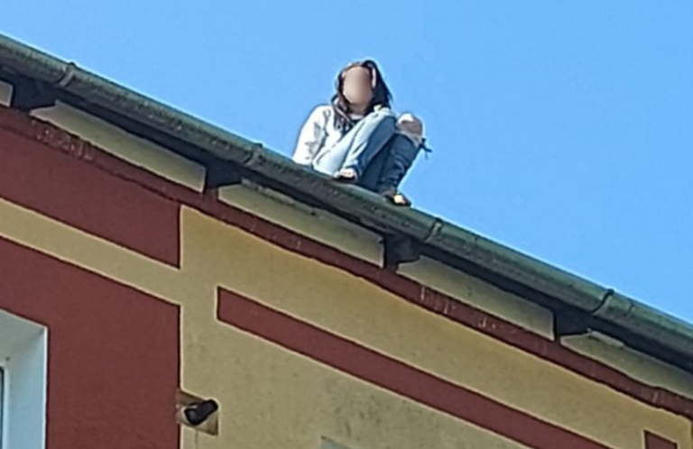 O tânără care amenința că se sinucide a alunecat și a căzut de la etajul 4