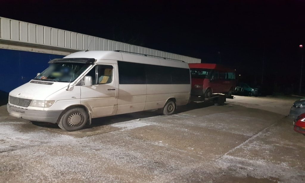 Și-a lăsat prietenul la volan și s-au ales amândoi cu dosare penale