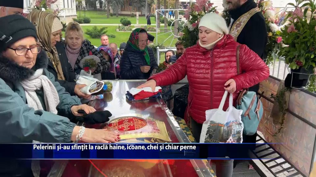Pelerinii s-au sfitit la racla haine, icoane, chei si chiar perne