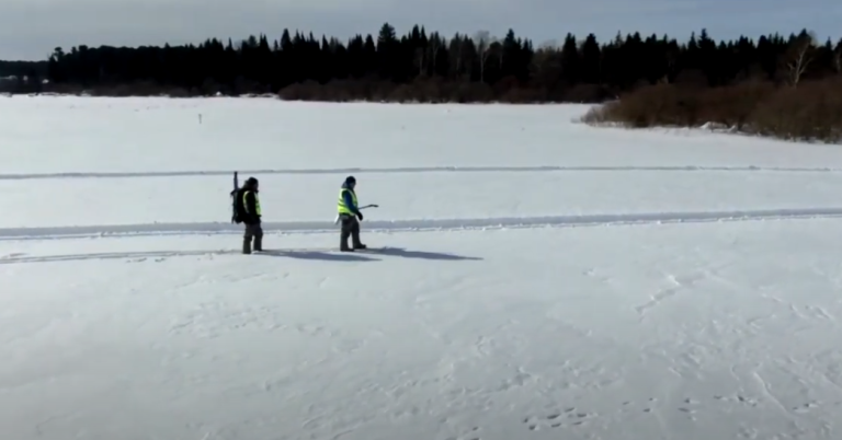 A început să ningă cu plastic în Siberia