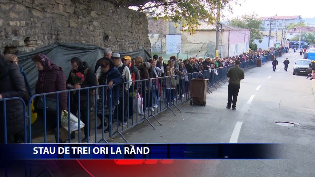 Pelerinii trec si de trei ori pe la racla Sfintei Parascheva