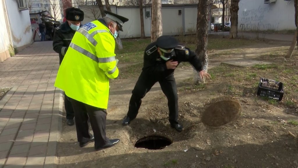 Un iesean care un tort in maini l-a scapat din cauza unui capac de canal pus necorespunzator