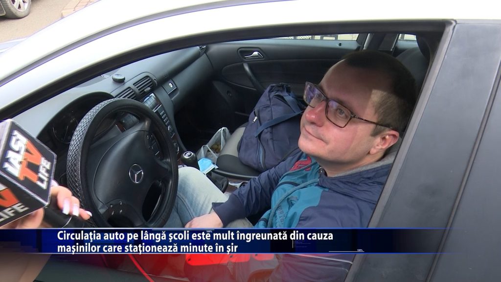 Circulatia auto pe langa scoli este mult ingreunata din cauza masinilor care stationeaza minute in sir