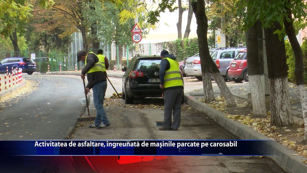 Activitatea de asfaltare, îngreunată de mașinile parcate pe carosabil