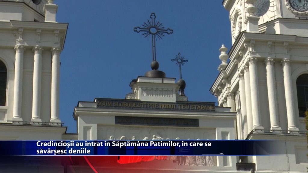 Credinciosii intra in ultima saptamana a Postului Pastilor, numita Saptamana Patimilor sau Saptamana Mare, in care se savarsesc deniile