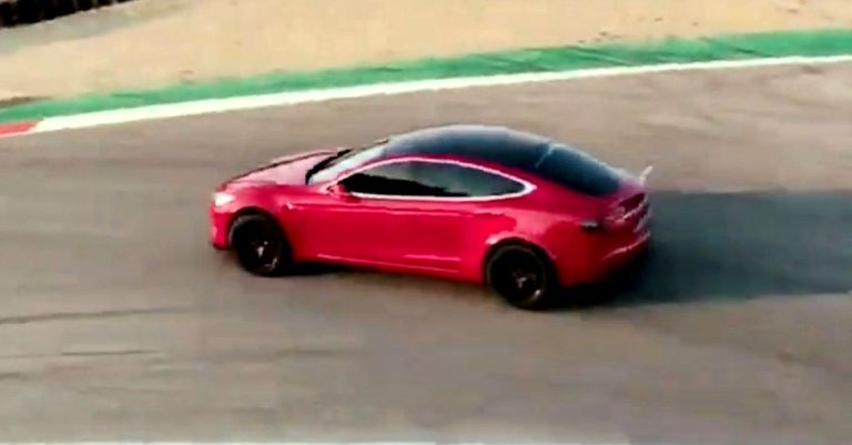 Noul prototip Tesla merge cu 320 km pe oră și are un spoiler retractabil