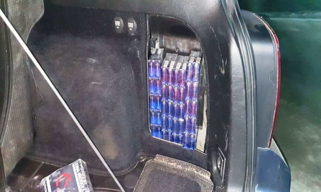 FOTO. Țigări de contrabandă ascunse în autoturism, depistate la trecerea frontierei