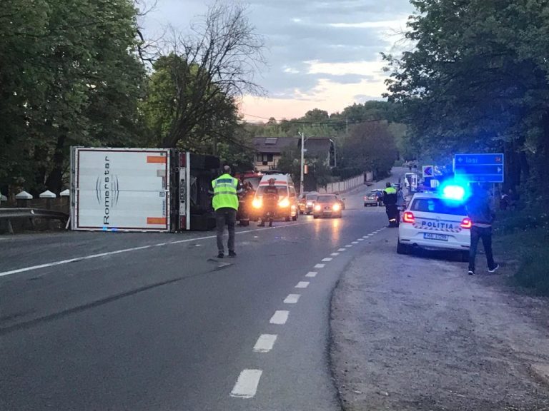 ACCIDENT: TIR răsturnat în Bucium