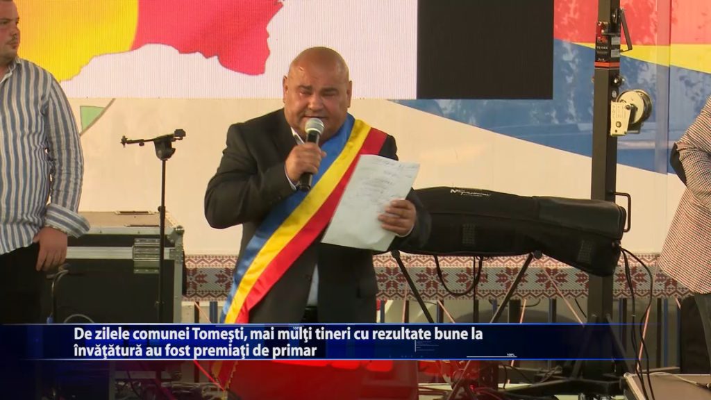 De zilele comunei Tomesti, mai multi tineri cu rezultate bune la invatatura au fost premiati de primar