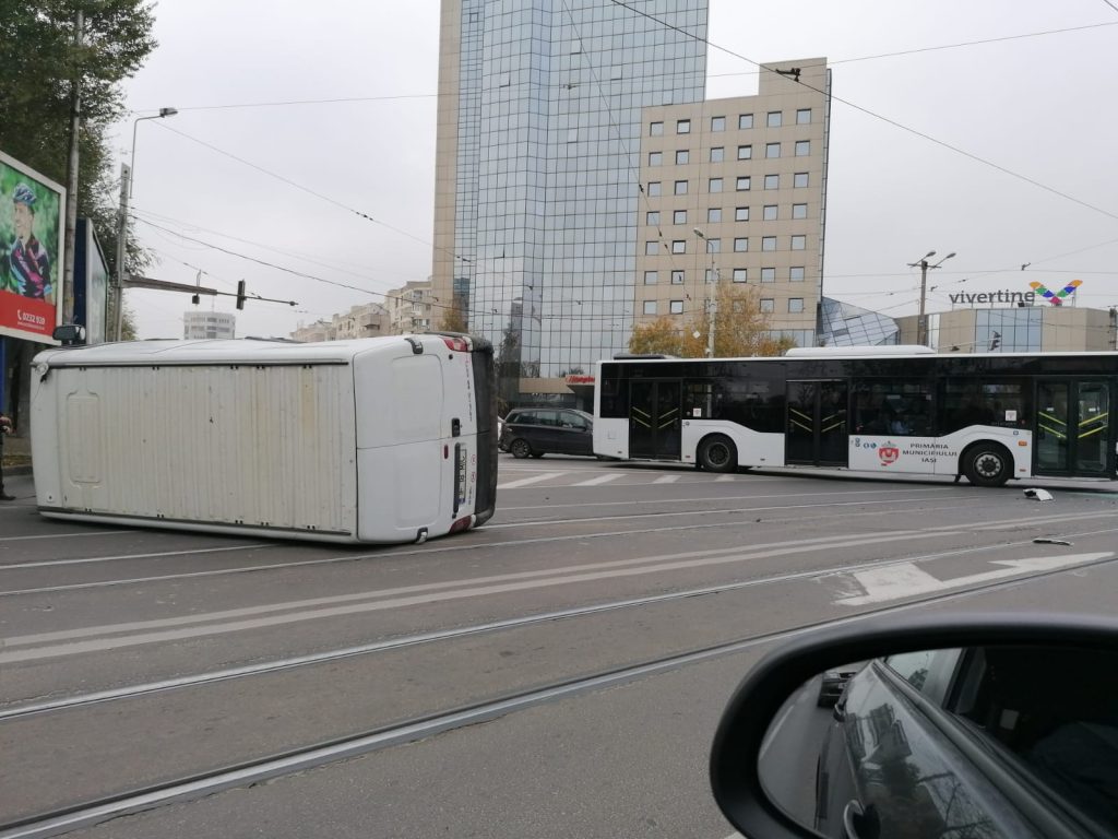 FOTO. Accident grav în centrul Iaşului! O mașină s-a răsturnat după un impact cu un autobuz