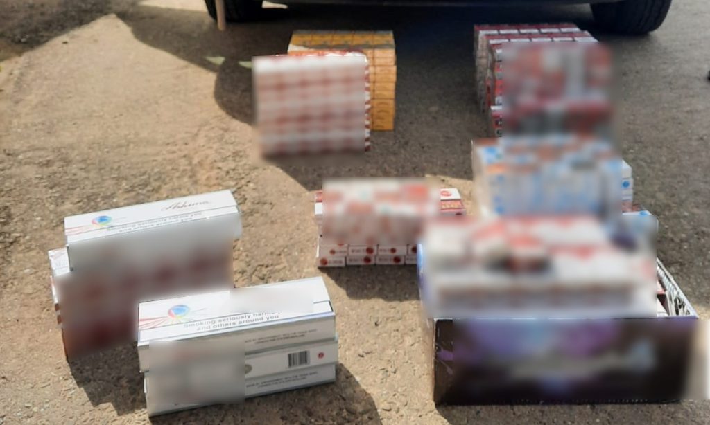 Duminică cu ghinion pentru doi contrabandişti de țigări. Polițiștii au descoperit aproximativ 800 de pachete