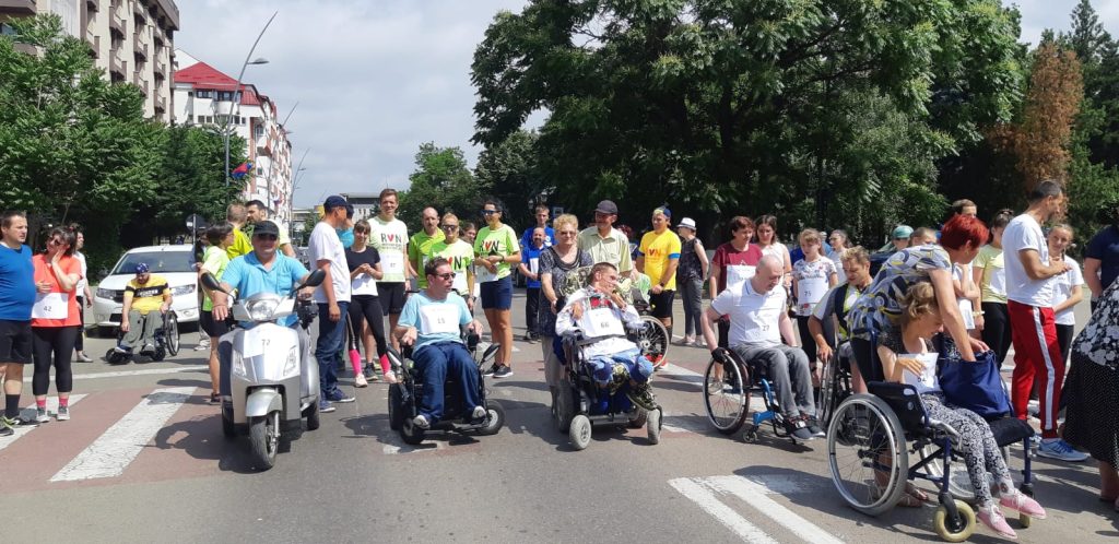 Zeci de participanți la „Crosul pentru Viață!”. Întrecere sportiva pentru persoanele cu dizabilități